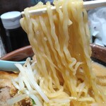 千代商店 - 北海道味噌味噌漬け炙りチャーシュー麺の麺大盛りの麺リフト