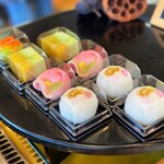 吉方庵 - 練り切り（もみじ）、浮島、練り切り（さざんか？）、上用まんじゅう