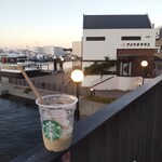 223942306 - 横須賀の軍港が目の前に見えるスターバックスコーヒー