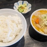 自家製麺 名無し - もつ煮小と半ライス