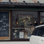 &GOODONUT - 店舗、にぐらっと食堂の建物側面にあります