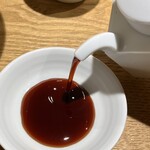 海玄 - 醤油を小皿に注ぎ