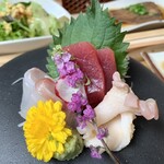 Hitotoki - お刺身３点盛りは、なんと「ひがしもの」、「真鯛」、「ホッキ貝」でしたヽ(*⌒▽⌒*)ﾉ