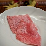 緒方 - 目に鮮やかな紅葉りお皿を散らすと、「大間・鮪の大トロ」です。鮪も紅葉色。 