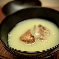 緒方 - 「銀杏の擦り流しに 栗の渋皮揚げのお椀」先ずはこれで、ドギモを抜かれました。 しっかりお出汁に、風味豊かな銀杏の擦り流し、そして甘く香ばしい揚げた渋皮栗・・・♡