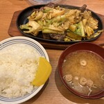 ホルモン食堂 - 知らない内に、左利きになってた？ので、味噌汁、ご飯を並び替え、鉄板焼きの傾きも右流れに修正