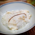 緒方 - 〆のご飯に突然思いついて「松茸のお粥」との事、キャッ♡嬉しい、と思ったのも束の間、お支払いが頭をうず巻いたのでした (;''∀'') 素晴らしい香りの、最上級のお粥であった事は言うまでもありません。