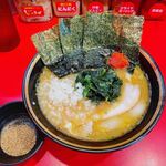 Yokohamaiekeisouhonzanyoshimurakechokkeitenramenuchidaya - 玉ねぎと魚粉トッピング
