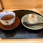 とんかつ一幸 - 食後のデザート♡
      ほうじ茶とアロウカナ・ババロア♡