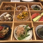 Kuchikahou - 少しづつ取れるビュッフェ形式。味が濃いめというレビューが多かったけど、外食と考えれば標準くらいだった。多菜を食べれるのは本当に贅沢。