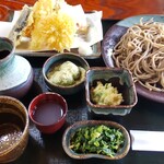 Seiemon Soba - 挽きぐるみ皿盛り　1000円　天婦羅　700円