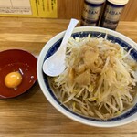 Jikaseimen Ni Ni San - ミニラーメン ¥800＋生玉 ¥50（価格は訪問時）