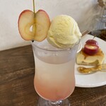 リトル ビレッジ カフェ - りんごのクリームソーダ