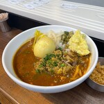 魔皿カレー - 黄　魔皿カレー＋半熟たまご＋天かす