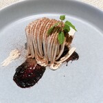 Le vrai - ブラウニーの上にキャラメルアイス、モンブランのクリーム、ブルーベリーソースで