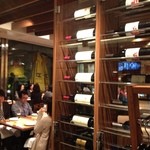 Serafina NEW YORK - 入ると正面にワインセラー