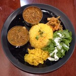 チーズケーキと彩りカレー Luna piena - 2種盛り。キーマと野菜カレー。