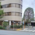 チーズケーキと彩りカレー Luna piena - 能楽堂交差点すぐの地下です。