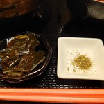 旬菜趣酒 羊の羽 - 昆布の佃煮、青山椒。青山椒は挽きたてで実に爽やかな香りだ。