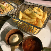 リオ・ブルーイング・コー ビストロアンドガーデン 東京ミッドタウン - たくさんのソースから2種選べるフリッツSサイズ
                    トリュフマヨとサルサソースで