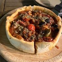 リオ・ブルーイング・コー ビストロアンドガーデン 東京ミッドタウン - シカゴピザの一番スタンダードなやつ
                    Sサイズなら二人でも余裕で食べきれます！