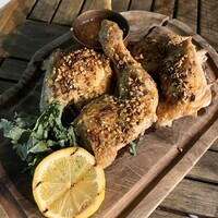 リオ・ブルーイング・コー ビストロアンドガーデン 東京ミッドタウン - メインのグリルメニュー　
                    スパイスが効いた柔らかジューシーな鶏肉！
                    オニオンソースを付けずとも美味しいです、