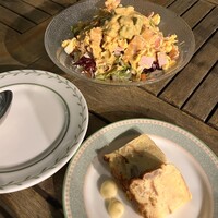 リオ・ブルーイング・コー ビストロアンドガーデン 東京ミッドタウン - コブサラダと謎の前菜（卵のような…）