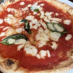 トラットリア エ ピッツェリア アミーチ - マルゲリータは飲めるピッツァ