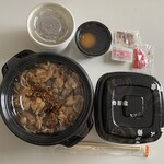 吉野家 - 追い飯ついてます（右）オプションでみそ汁つけた。