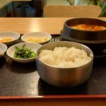 チング - ズンドゥブチゲ定食 (税込)979円 注文後約７～８分で届きました ※これにサラダが最初に届いています<正面から> (2023.11.11)