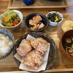 Nedukuriya - ねづくりやプレート（ご飯・味噌汁・サラダ・メイン一種・サイド三種）