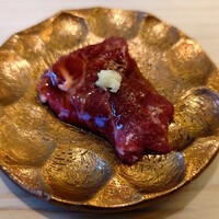 鮨 なんば 日比谷 - ニタリクジラの尾の身の刺身