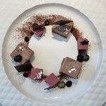 2cafe - チョコレートパルフェとカシスムース、クリスマスリースを思わせるデザイン