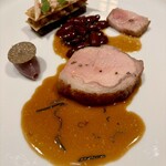 ロオジエ - 山形県産金華豚のロティ ブーダン・ノワールとリンゴのチャツネ 赤インゲン豆とチョリソーのフリカッセ 甘酸っぱいオニオン セージ入りのジュ