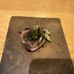 デトレゾン - 戻り鰹、下にはビーツ　生姜のソースで