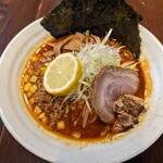 Asahikawa Ramen Kajibee - 火山らーめん+激辛+海苔。やっぱり味噌系には海苔が合う。