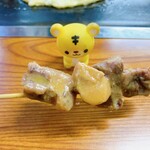 Okonomiyaki Bumpuku - 焼けるのを、どて焼きを食べながら、待つ