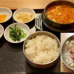 チング - ズンドゥブチゲ定食、最初に届いたサラダを差し込むとこんな感じになります(2023.11.11)