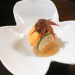 ユリ根とイカのカラスミ和え・人参のピューレがかかっています