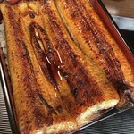 鰻の成瀬 - まるで関西風の鰻のように、外側がパリッとしています。