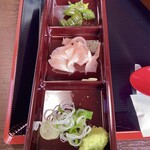 鰻の成瀬 - 薬味の山葵とネギ、胡瓜と紅生姜付き