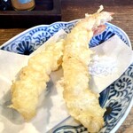 東風 - 海老の天ぷらもレア感が美味しい