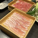 Shabuyou - 奥が三元豚ロース肉、手間がバラ肉