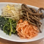 お肉屋さんの焼肉 まるやす - ナムル盛合せ600円