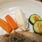 キッチン ブルー グローブ - 備え付け野菜、ポテサラのアップ