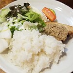 キッチン ブルー グローブ - ご飯、サラダ、お新香を乗せます