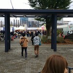 キッチン ブルー グローブ - 大勢の人が向かっています