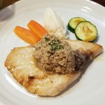 キッチン ブルー グローブ - めかじきムニエルのアップ