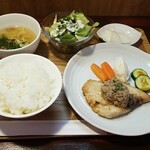 キッチン ブルー グローブ - めかじきムニエル　茸のデュクセル和風クリ ームソース