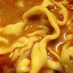 麺創研かなで 紅 - 紅ラーメン　麺アップ